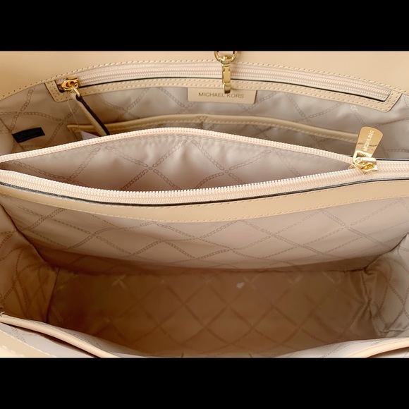 Gaby’sBags-NWT Michael Kors Large Tote Vanilla MK - Picture 4 of 6